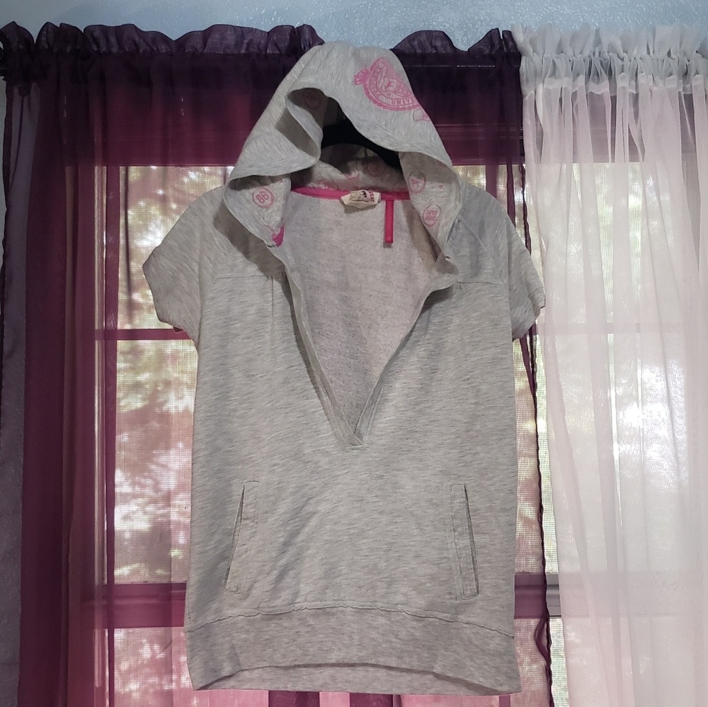 Short Sleeved Pullover VS Hoodie